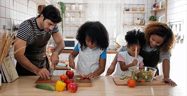 parents and daughters preparing a healthy meal