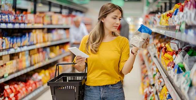 woman doing grocery shopping